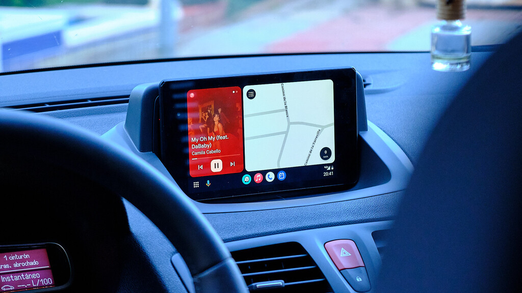 Qué dice la DGT sobre instalar pantallas con Android Auto y Apple CarPlay en el coche 