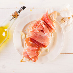 Este jamón 100% ibérico está a mitad de precio y viene en un formato ideal para tomarlo en verano