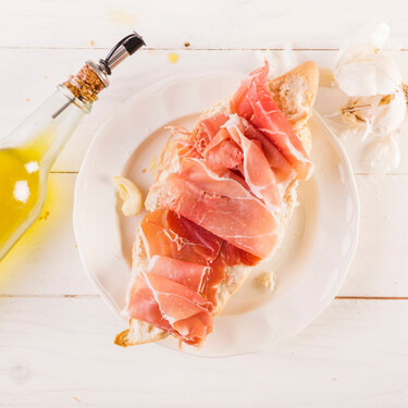 Este jamón 100% ibérico está a mitad de precio y viene en un formato ideal para tomarlo en verano