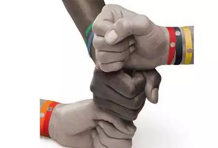 Chus Burés y sus pulseras se solidarizan con África