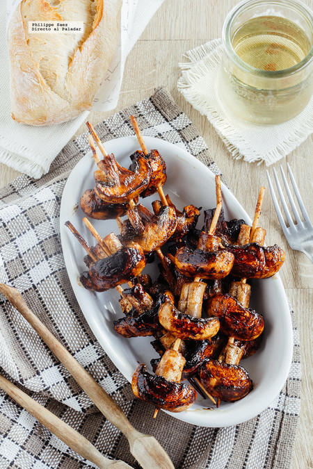 Brochetas de champiñones marinados al balsámico. Receta fácil para el picoteo