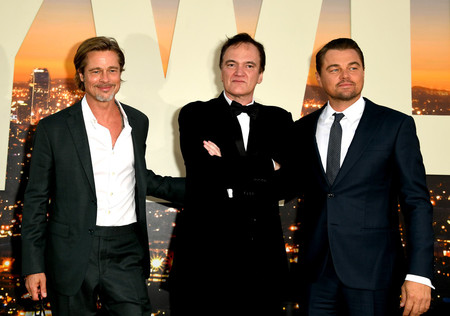 Brad Pitt y Leonardo DiCaprio se presentan con looks normalones en la premiere de 'Once Upon a Time...'