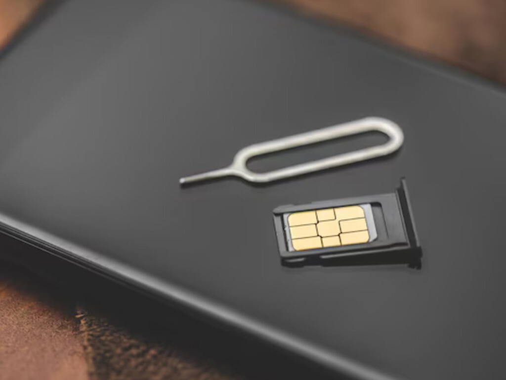 Apple lleva 15 años con los derechos de un material más duro que el acero. El problema es que solo lo ha usado para fabricar el pincho de la SIM, hasta ahora  Apple lleva 15 años con los derechos de un material más duro que el acero. El problema es que solo lo ha usado para fabricar el pincho de la SIM, hasta ahora