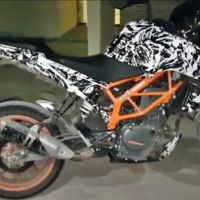 ¿Cazando Pokemon? No, cazando la KTM Duke 390 2017