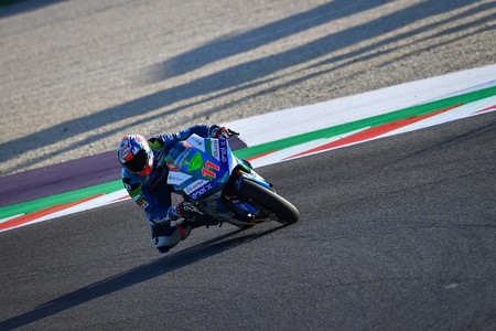 Matteo Ferrari gana una caótica y accidentada carrera de MotoE en Misano