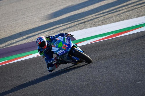 Matteo Ferrari gana una caótica y accidentada carrera de MotoE en Misano