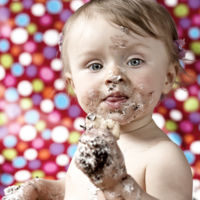 Deliciosas fotografías "smash cake" con la tarta de cumpleaños del bebé, ¿te atreverías? 