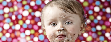 Deliciosas fotografías "smash cake" con la tarta de cumpleaños del bebé, ¿te atreverías? 