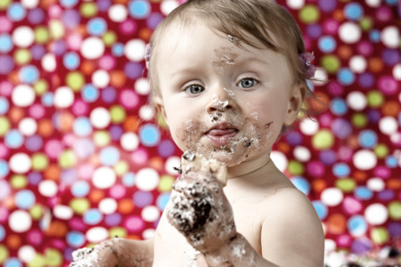 Deliciosas fotografías "smash cake" con la tarta de cumpleaños del bebé, ¿te atreverías?