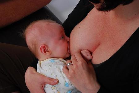 Amamantar reduce el riesgo de obesidad en la madre