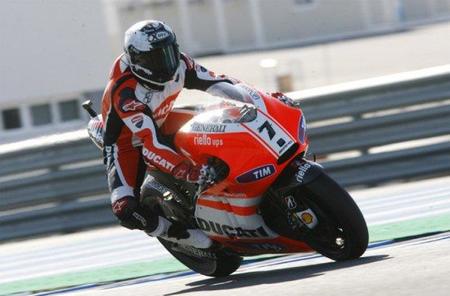 Carlos Checa con la Ducati Desmosedici en Jerez, Valentino Rossi al rally de Monza