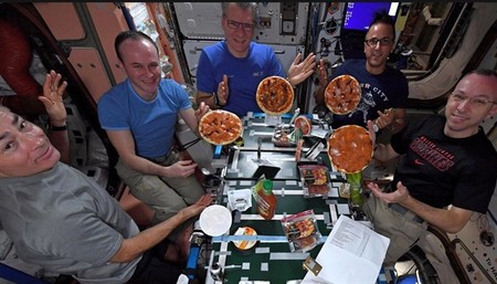 Así es cómo se comen unas pizzas en la Estación Espacial Internacional