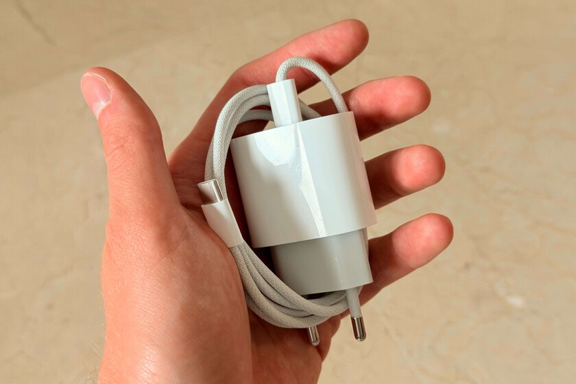 Todos hemos enrollado el cable del iPhone alrededor del cargador: este truco evita que los extremos se acaben rompiendo