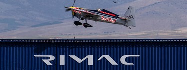 Nadie necesitaba que un avión aterrizase en un tren en marcha, pero Red Bull lo ha hecho posible y es espectacular. La marca de coches eléctricos Rimac ha tenido mucho que ver