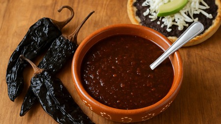 Salsa de chile pasilla: la receta ideal para bisteces, tlacoyos, sopes y más antojitos mexicanos