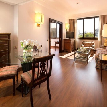 A partir de mañana un hotel de lujo de Madrid liquida sus muebles, lámparas y objetos deco en un mercadillo online abierto solo cuatro días 