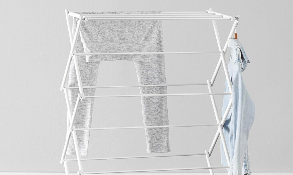 Este tendedero plegable de Amazon es ideal para secar la ropa en pisos pequeños