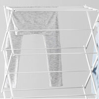 Este tendedero plegable de Amazon es ideal para secar la ropa en pisos pequeños