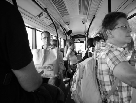 Por si aún no la ves: Pink Light, una luz avisa si hay una embarazada que necesita un asiento