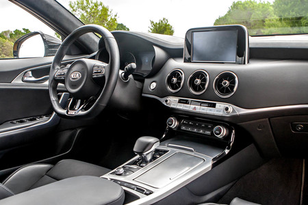 Probamos el Kia Stinger GT 3.3 T-GDi, 366 CV de gran turismo coreano al