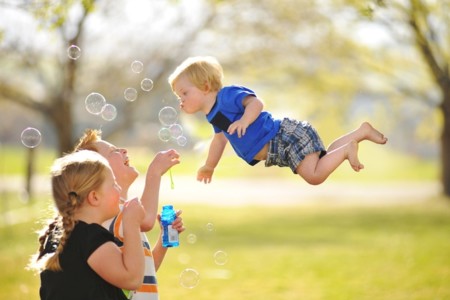 Un padre publica preciosas fotos de su hijo volando para concienciar sobre el síndrome de Down