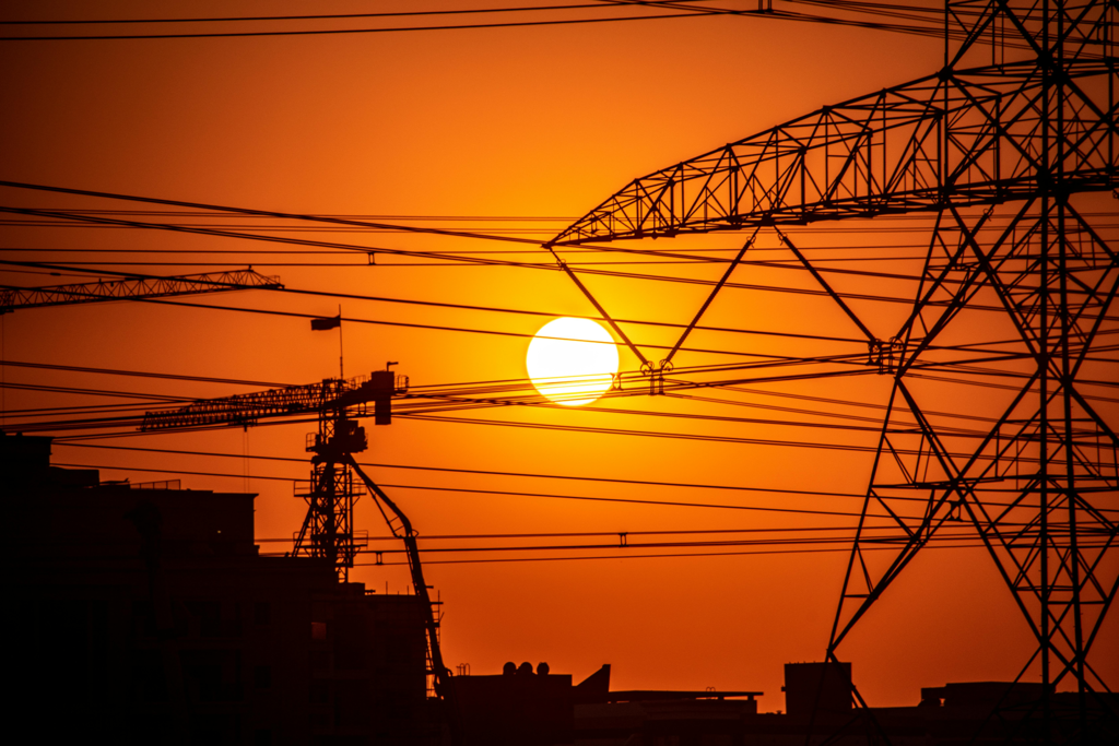 Cuando llega el calor los chicos se enamoran, los paneles solares lo pasan fatal y España tiene un nuevo problema eléctrico