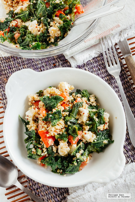 Ensalada de kale, quinoa y mozzarella. Receta vegetariana fácil