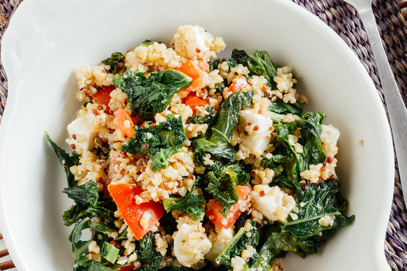 Ensalada de kale, quinoa y mozzarella. Receta vegetariana fácil