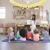 ¿Hacer o no regalos de fin de curso a los profesores? Las opiniones de los padres están divididas