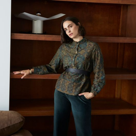 October
Blusa de mujer jacquard paisley abertura delantero