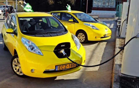 El Nissan LEAF y la Nissan e-NV200 presumen de ser los eléctricos puros que más eligen los taxistas
