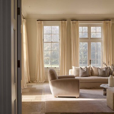 Lleva bicarbonato: esta es la mezcla casera más efectiva para limpiar el sofá con una tapadera de olla  