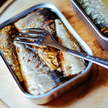 Atún, sardinas o caballa: cuál es la conserva de pescado que deberías elegir en el supermercado por su impacto en la salud 