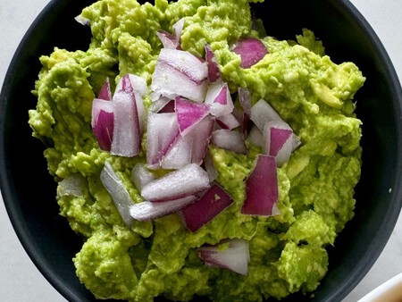 Cómo hacer una salsa cremosita con chiles en vinagre enlatados y 4 ingredientes: ideal para acompañar tus antojitos o botanear