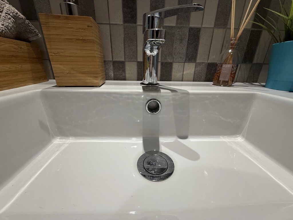 Cada vez que volvía de vacaciones mi casa olía a podrido. La solución ha sido este gesto en fregadero y lavabos