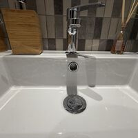 Cada vez que volvía de vacaciones mi casa olía a podrido. La solución ha sido este gesto en fregadero y lavabos