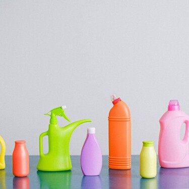 Los cinco productos de limpieza que más se usan este mes en casa (y las razones por las que es así) 