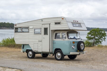 Esta furgoneta camper Volkswagen T2 de 1974 es una rara avis bien equipada y en busca de dueño