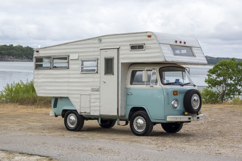 1974 Volkswagen Camper Trailer Esta furgoneta camper Volkswagen T2 de 1974 es una rara avis bien