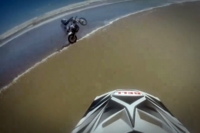 Como una ola... ¡se acabó la diversión, cabezabuques!