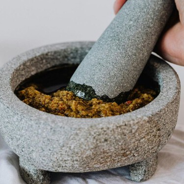 El secreto para curar un molcajete correctamente: el paso que casi todos olvidan y que define el sabor de tu salsa