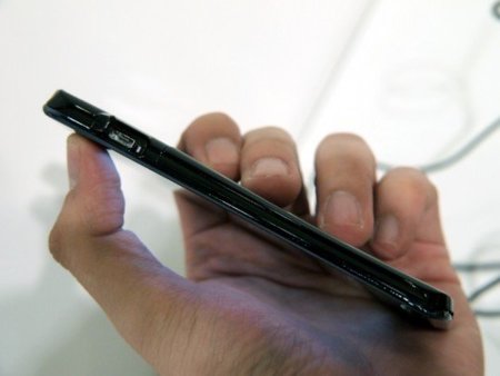 Fujitsu lanza el teléfono Android más delgado del mercado: 6.7 milímetros