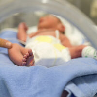 Cómo funciona una incubadora y cómo ayudan a salvar la vida de millones de bebés prematuros