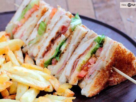 Sándwich Club, historia y receta de un clásico de las cafeterías de todo el mundo