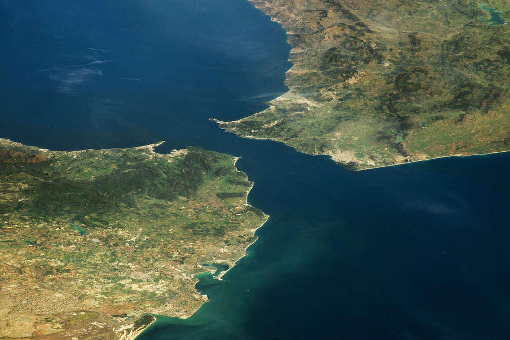 Hay tantos barcos surcando el Estrecho de Gibraltar que, bajo el agua, las ballenas están gritando desesperadas
