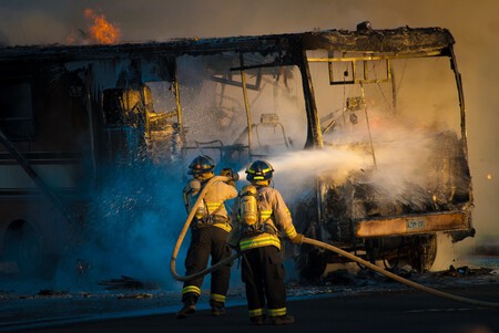 Bomberos apagando un vehículo eléctrico