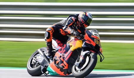 ¡Locura! Brad Binder gana una carrera demencial en Austria con ruedas de seco en la lluvia y Marc Márquez se cae