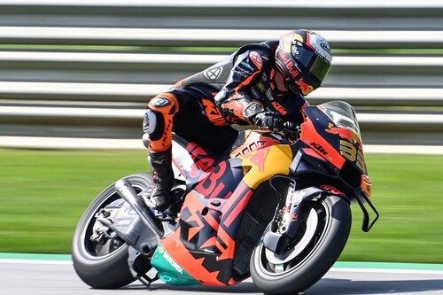 ¡Locura! Brad Binder gana una carrera demencial en Austria con ruedas de seco en la lluvia y Marc Márquez se cae