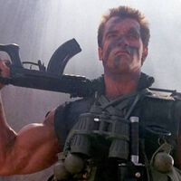 Ojalá reparar coches fuera tan fácil como lo hace Schwarzenegger en una de sus mejores películas de acción, con solo un cambio de plano