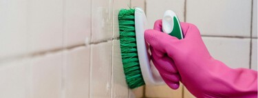 Estos dos ingredientes devuelven de inmediato el blanco a las juntas del baño, y seguro que ya los tienes en casa 